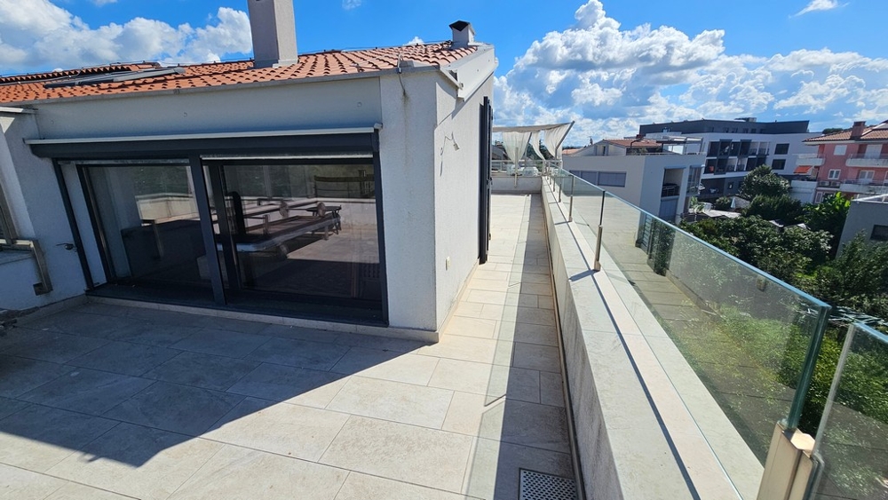 Moderne Dachterrasse des Angebots A3863 in Novigrad, Istrien.