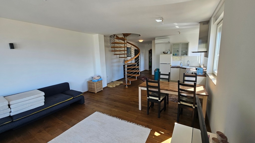 Moderne Einbauküche mit Fenster und Ausblick