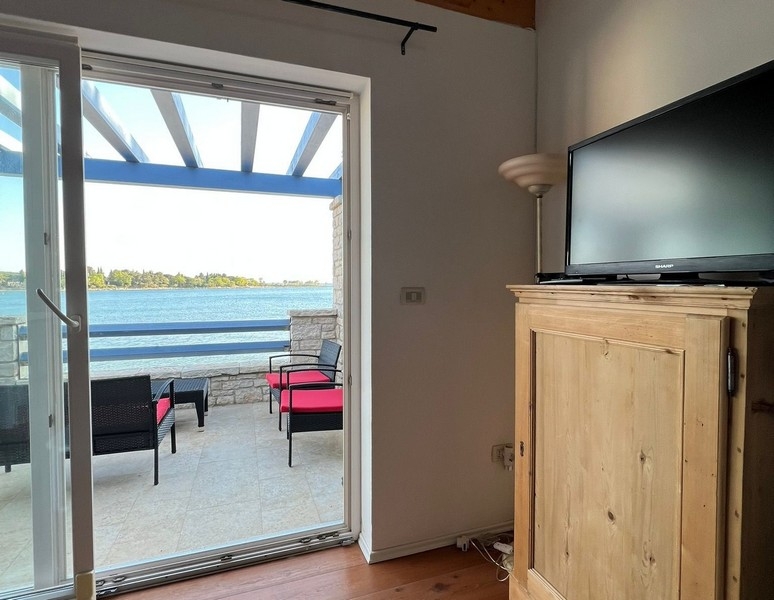 Wohnbereich mit Terrassenzugang und direktem Meerblick