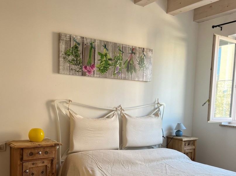 Schlafzimmer mit Doppelbett und Holzdecke