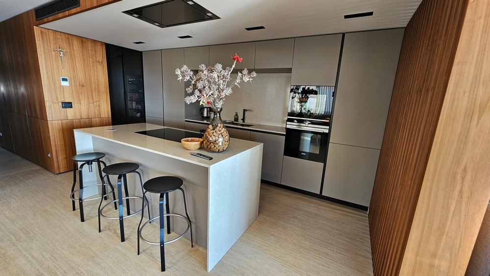 Moderne Küche mit Kochinsel und Barhockern