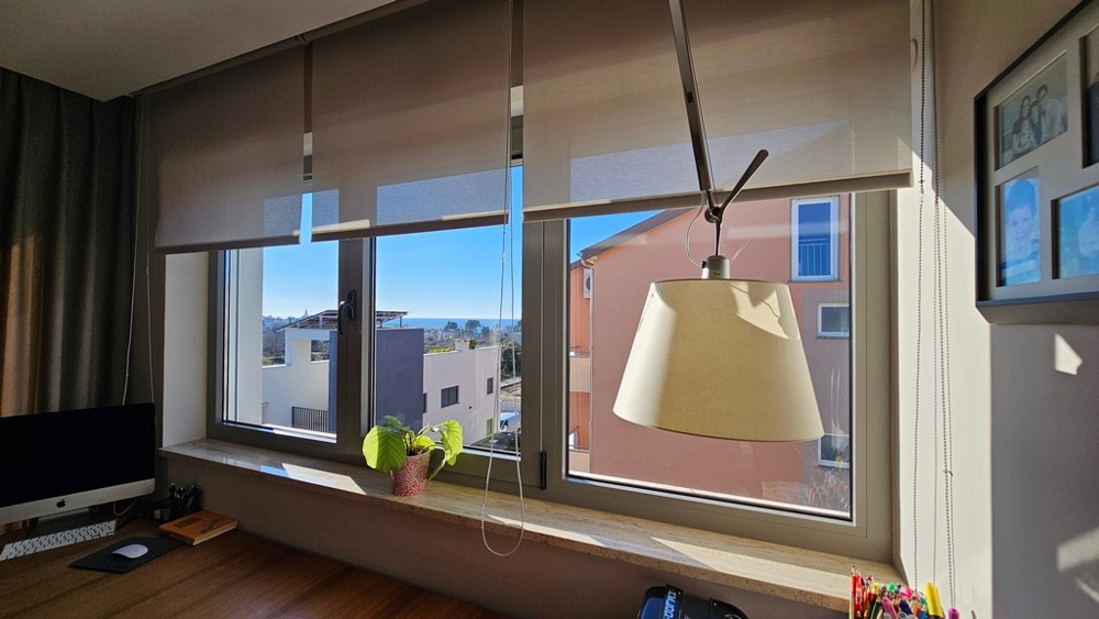 Arbeitsbereich am Fenster mit Meerblick