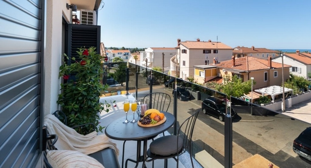 Terrasse der günstigen Wohnung A3866, die bei Novigrad zum Verkauf steht.