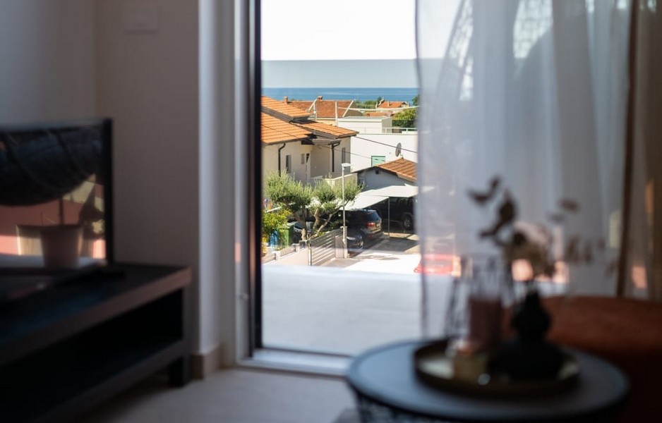 Blick vom Wohnbereich auf Meer und Nachbarhäuser