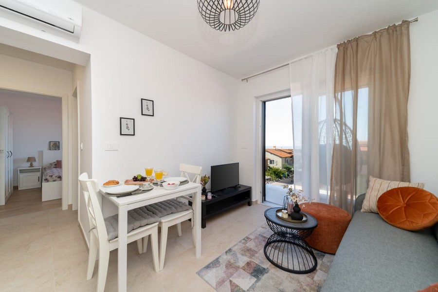 Essbereich mit Zugang zum Balkon und Meerblick