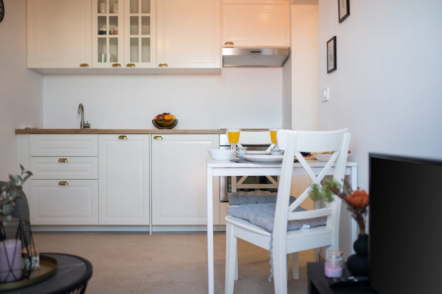 Küchenzeile in Weiß mit Holzarbeitsplatte