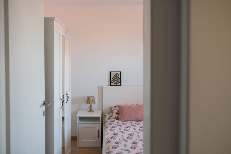 Schlafzimmer mit Doppelbett und Kleiderschrank