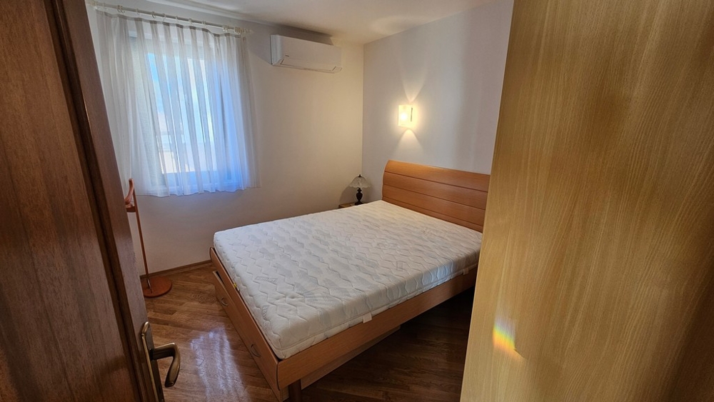 Schlafzimmer mit Doppelbett und Einbauschrank