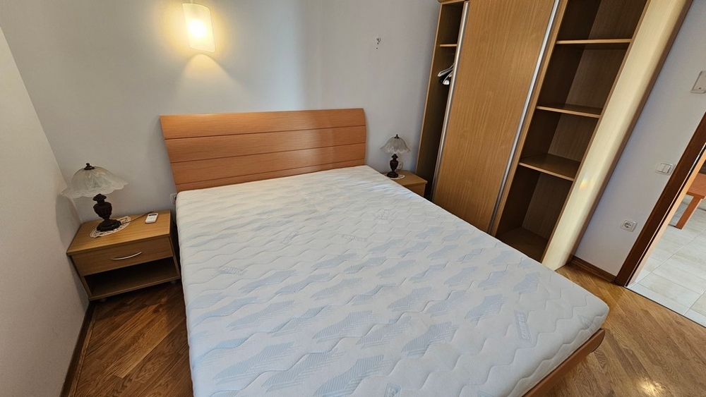 Schlafzimmer mit Doppelbett und Kleiderschrank