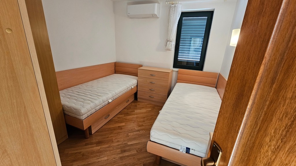 Kinderzimmer mit zwei Einzelbetten