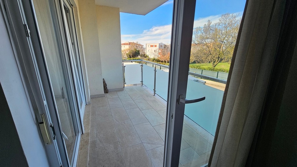 Blick auf den Balkon der Wohnung A3870, die in Novigrad (Istrien) zum Verkauf steht.