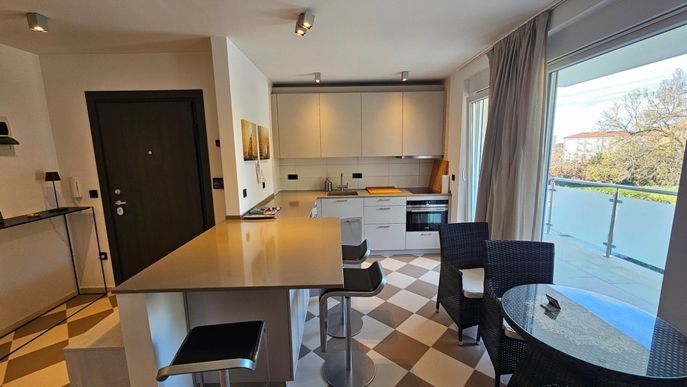 Moderner Wohn- und Küchenbereich mit Balkonzugang