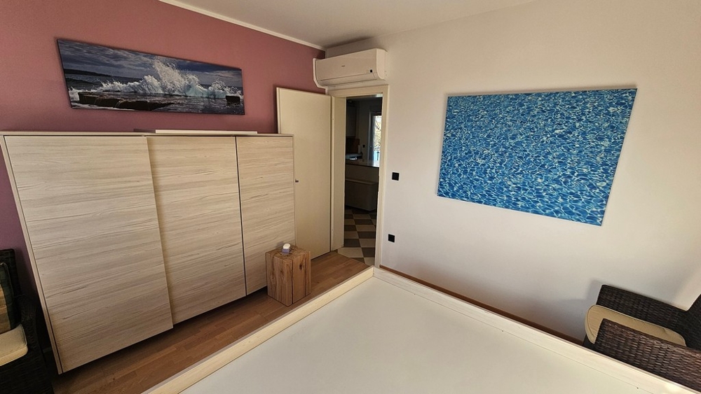 Schlafzimmer mit Einbauschrank und Klimaanlage in Novigrad