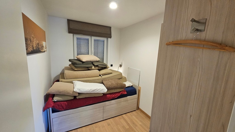 Kleines Schlafzimmer mit Einzelbett in Wohnung Novigrad