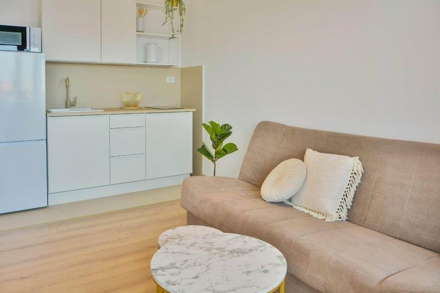 Wohnbereich und Küche. 