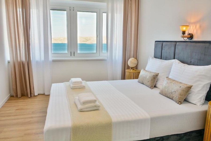 Schlafzimmer mit Doppelbett und Meerblick