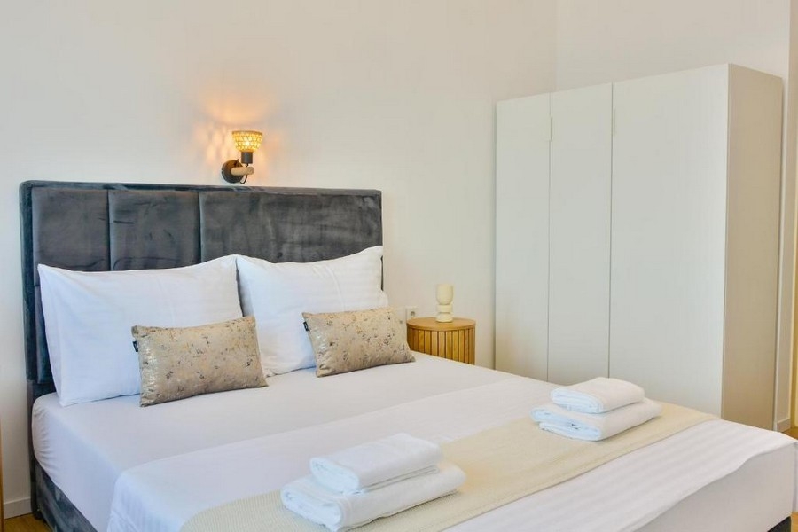 Schlafzimmer mit Einbauschrank in renovierter Wohnung in Senj