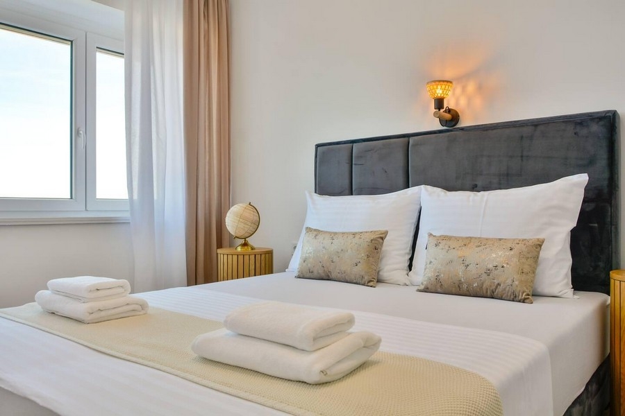 Modernes Schlafzimmer mit Blick auf das Meer