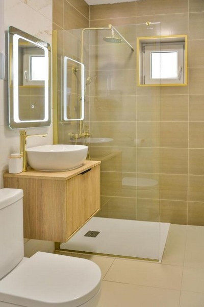 Badezimmer mit bodengleicher Dusche in Wohnung Senj