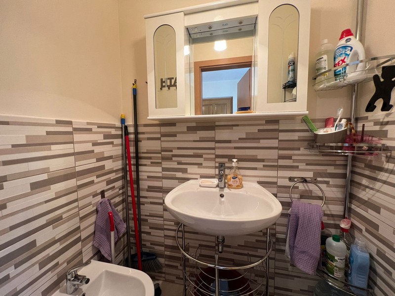 Badezimmer mit Waschbecken und Bidet