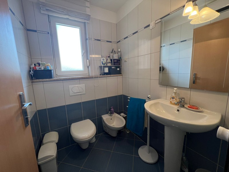 Badezimmer mit WC und Waschbecken