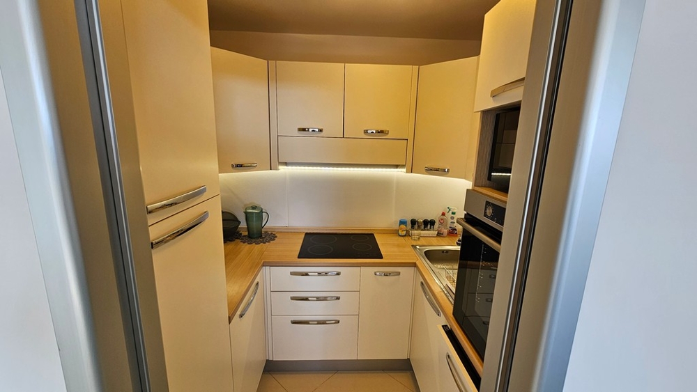 Separate Küche mit Einbaugeräten