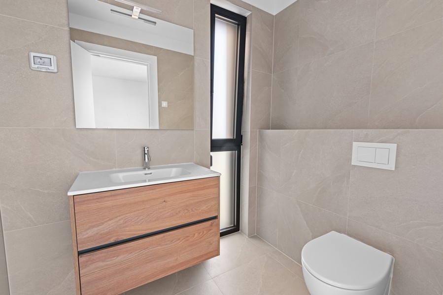 Modernes Badezimmer mit Waschtisch und Dusche