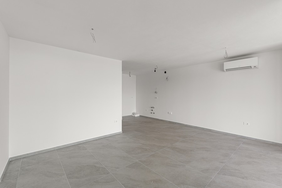 Offener Wohnbereich mit Küchenanschlüssen und Klimaanlage