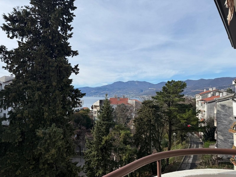Stadt- und Meerblick des Apartments A3875 in Rijeka, Kvarner Bucht.