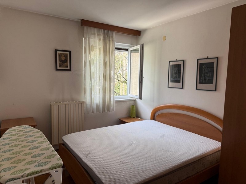 Schlafzimmer mit Doppelbett und Fenster