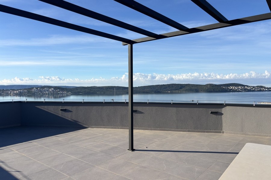 Dachterrasse der Wohnung A3877, die in Trogir auf der Insel Ciovo zum Kauf steht.