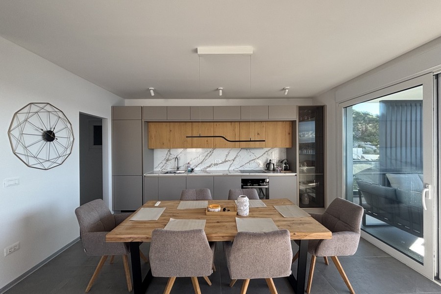 Moderne Einbauküche mit Essbereich und großer Fensterfront