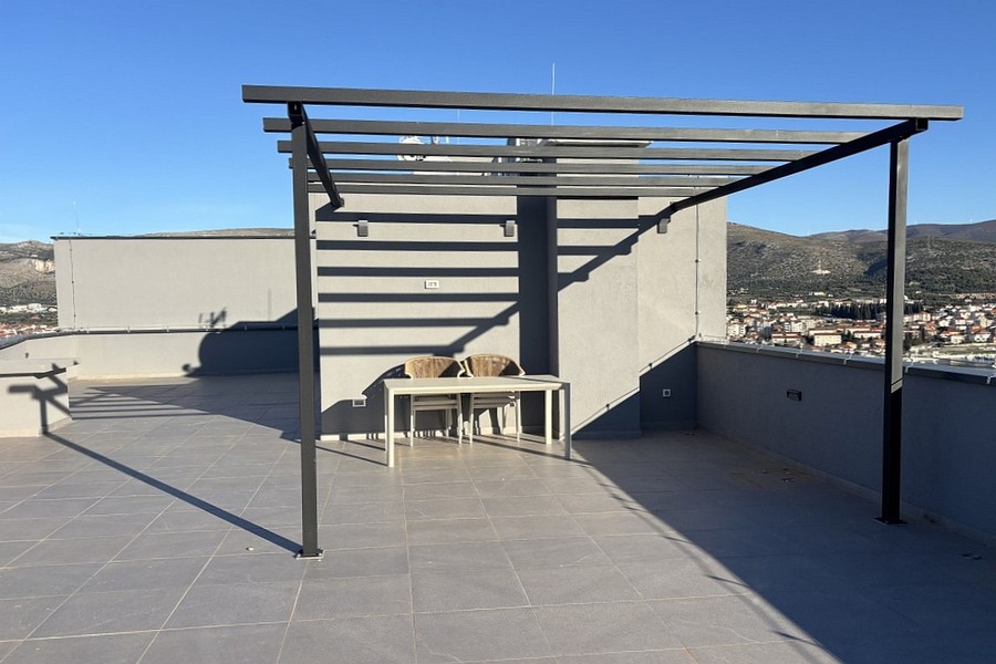 Großzügige Dachterrasse mit Pergola und Stadtblick