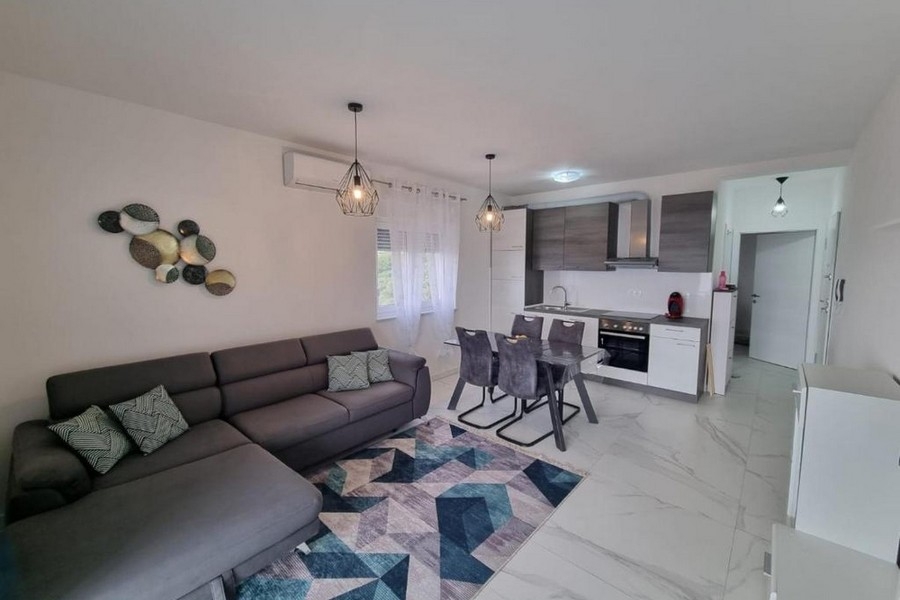 Möblierte Wohnung nahe dem Meer zum Verkauf in Rogoznica, Dalmatien.