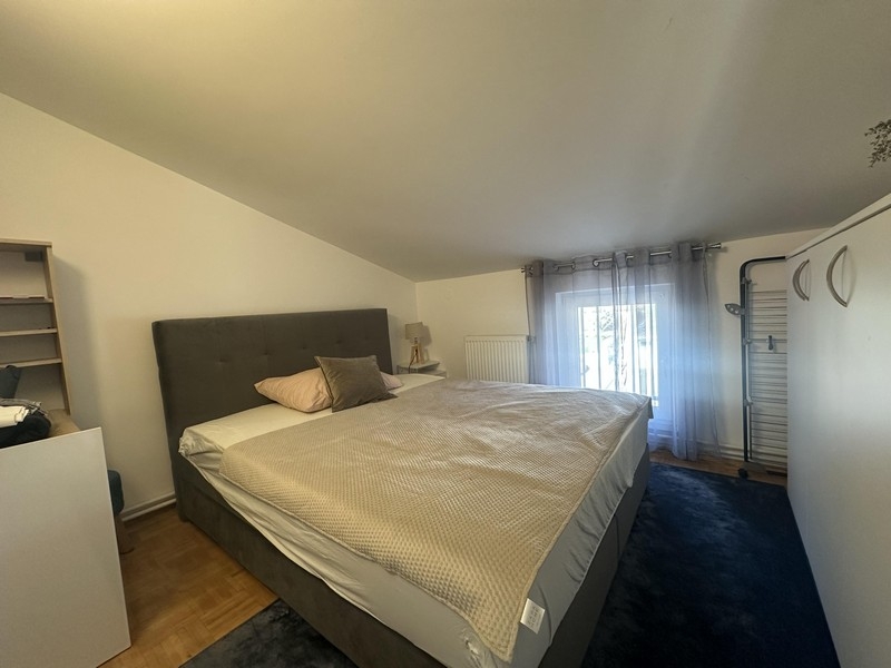 Weiteres Schlafzimmer mit Doppelbett im Dachgeschoss