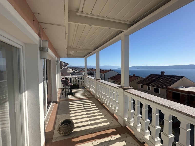 Überdachter Balkon mit Meerblick in Crikvenica