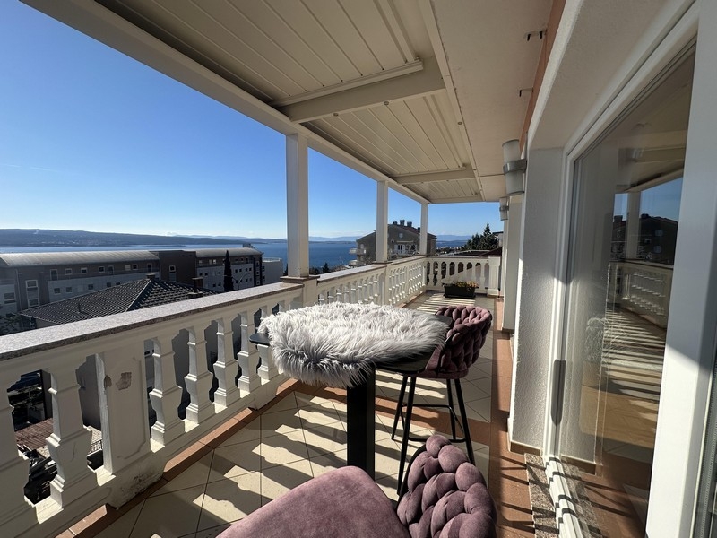 Wohnung mit Balkon und Meerblick zum Verkauf in Crikvenica, Kvarner Bucht.