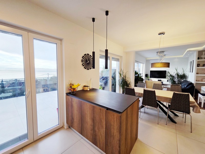Küchentheke mit Terrassentür und Blick ins Wohnzimmer