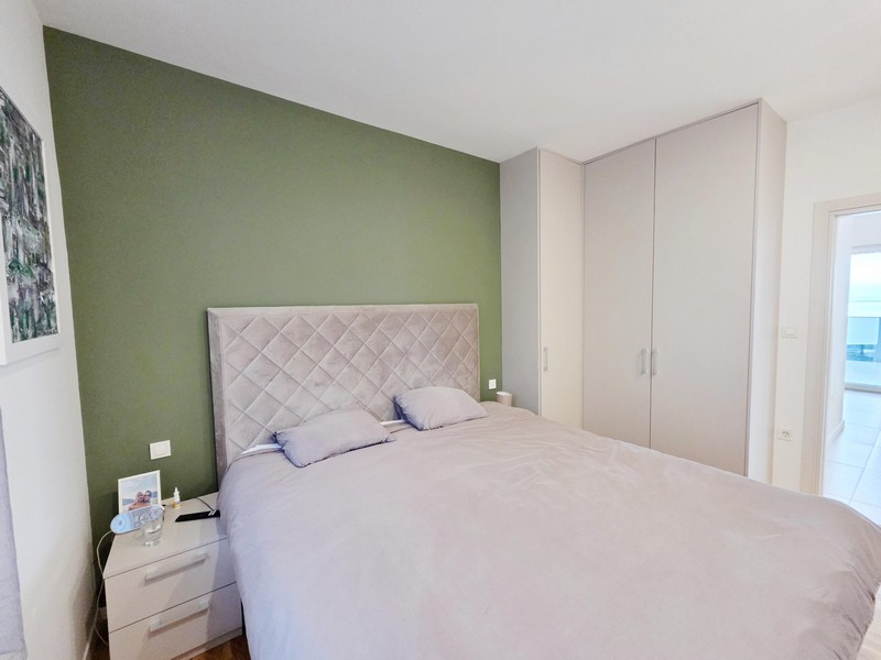 Doppelbett mit Polsterkopfteil und Kleiderschrank