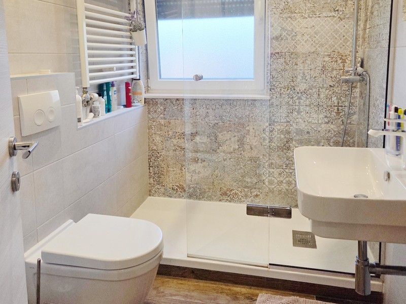 Badezimmer mit Dusche, Toilette und Waschbecken