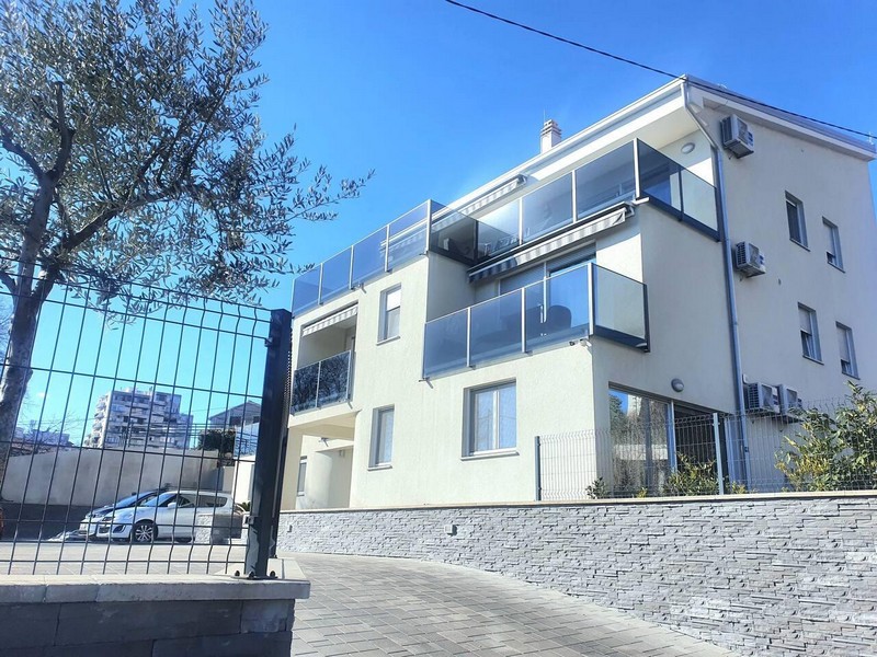 Wohnhaus mit Glasbalkonen und Zufahrt, Rijeka