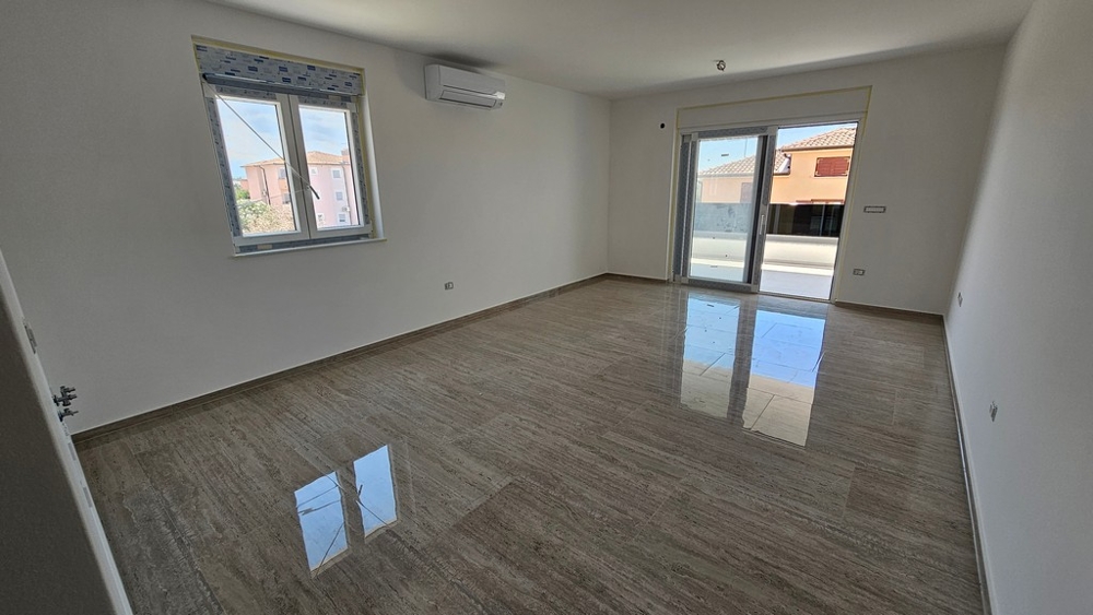 Wohnzimmer und Blick auf die Terrasse der Immobilie A3884, Kroatien.