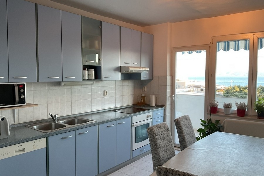 Küche, Essbereich und Blick auf die Terrasse