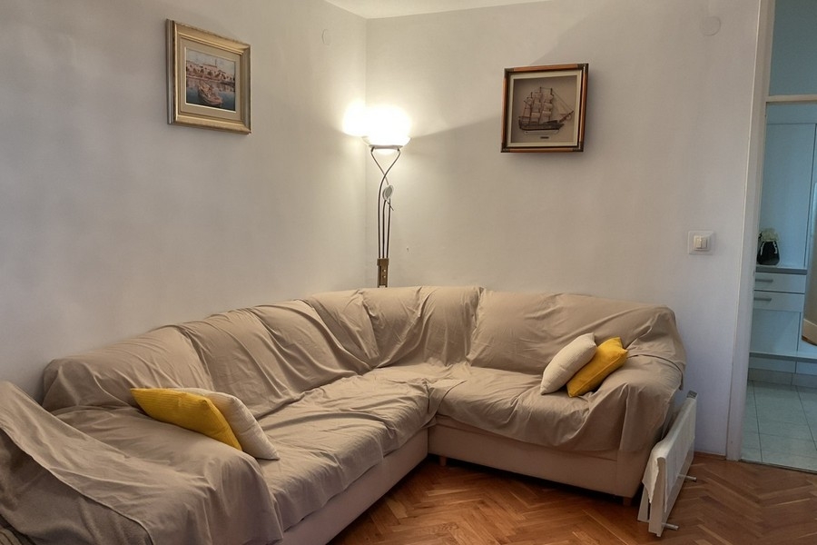 Couch im Wohnbereich.