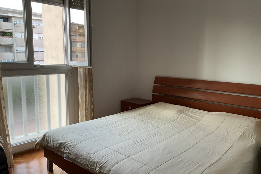 Schlafzimmer mit Fenster.