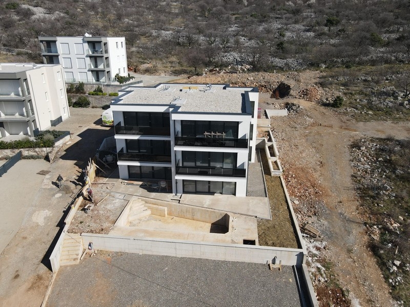 Moderne Wohnanlage mit Balkonen und Glasgeländern in Küstenlage