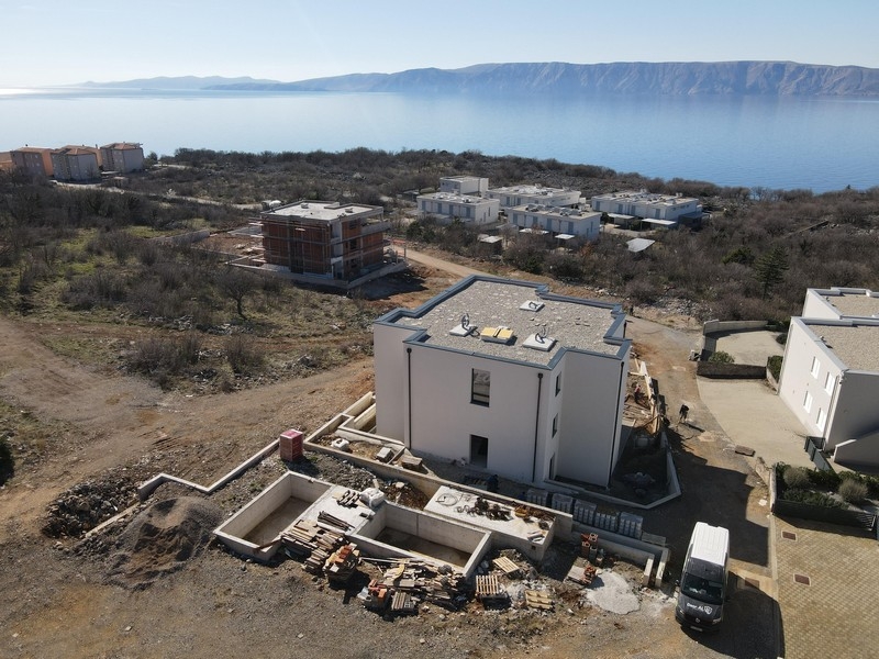 Panoramablick auf das Meer und Neubaugebiet bei Smokvica Krmpotska