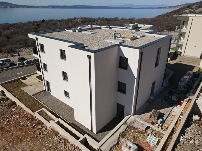 Mehrfamilienhaus Neubau mit Flachdach und moderner Architektur nahe der Küste