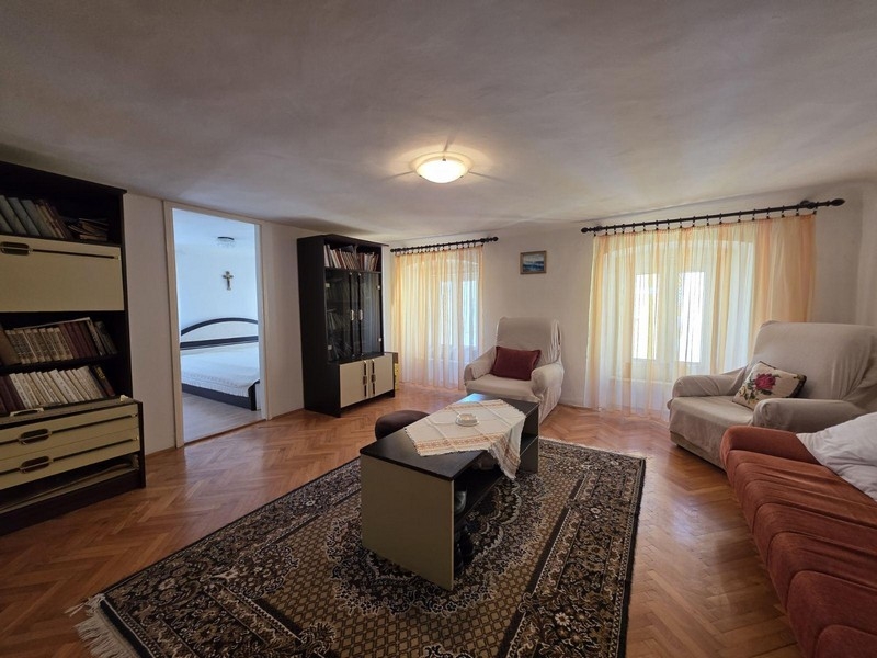 Wohnzimmer mit Sofa und Sesseln