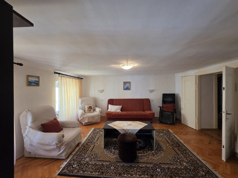 Großes Wohnzimmer mit Parkettboden in Wohnung